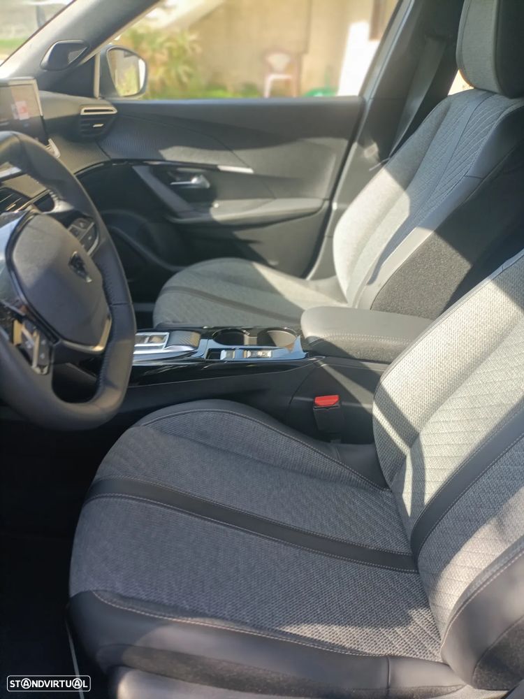 Peugeot 2008 1.2 PureTech Allure EAT8 - 4