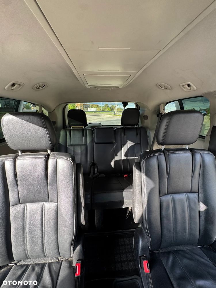 Chrysler Town & Country - 16