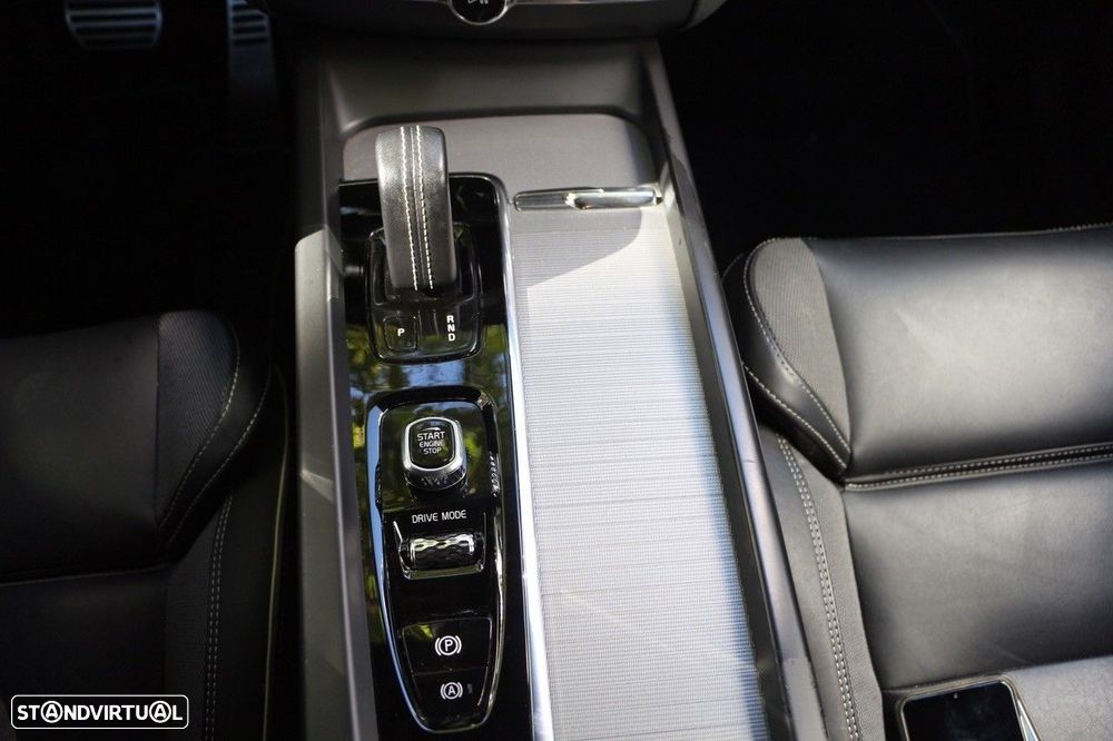 Volvo XC 60 2.0 T8 PHEV R-Design AWD - 32