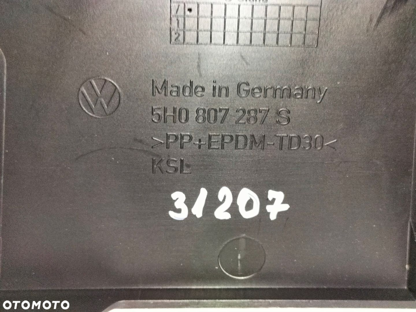 Podkładka pod tablicę rejestracyjną przód VW GOLF VIII 8 LIFT 23- - 5