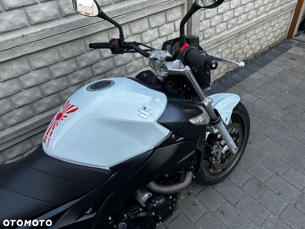 Suzuki GSR - 8