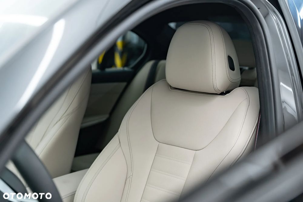 BMW Seria 3 330i xDrive M Sport - 30