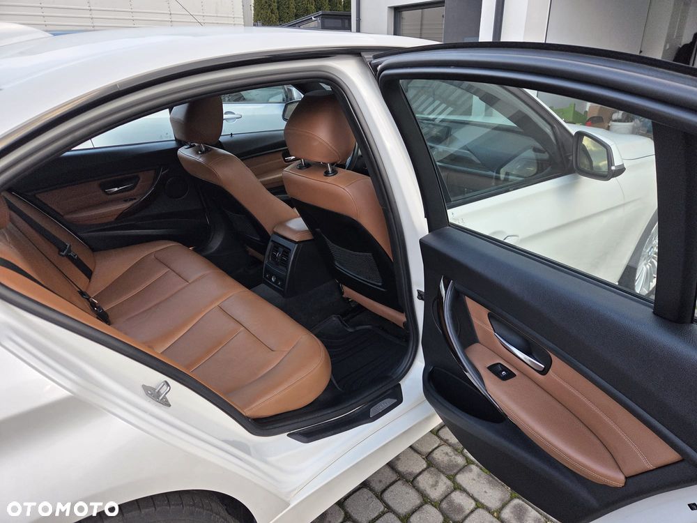 BMW Seria 3 328i xDrive Luxury Line - 10