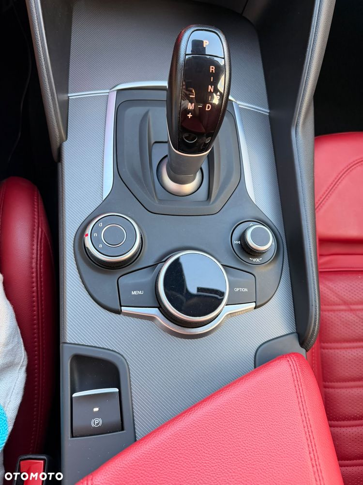 Alfa Romeo Stelvio 2.0 Turbo 16V AT8-Q4 Ti - 28