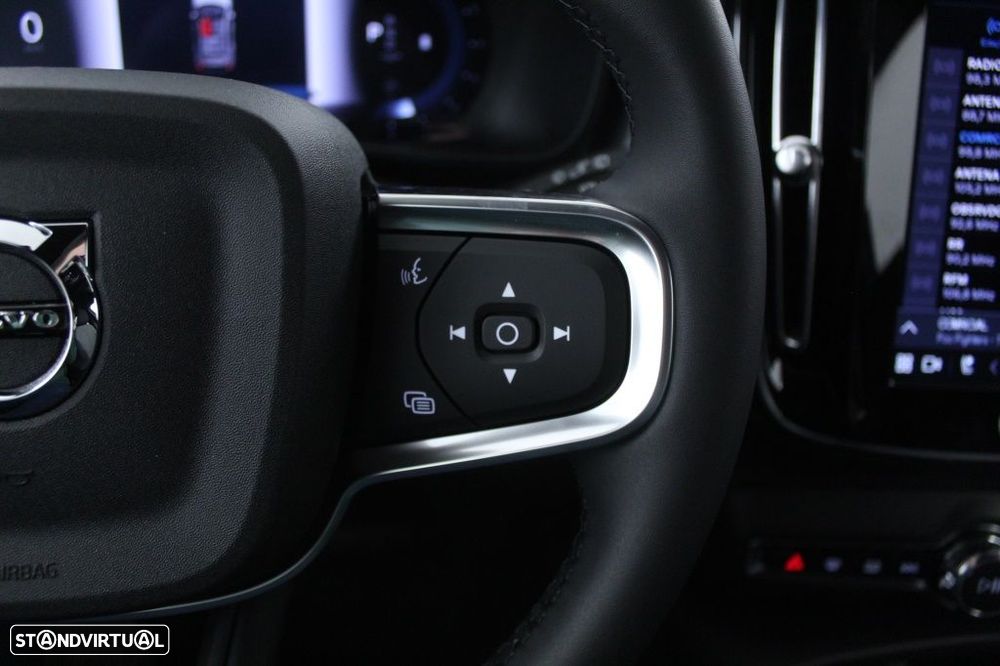 Volvo XC 40 2.0 B3 Plus Dark - 24