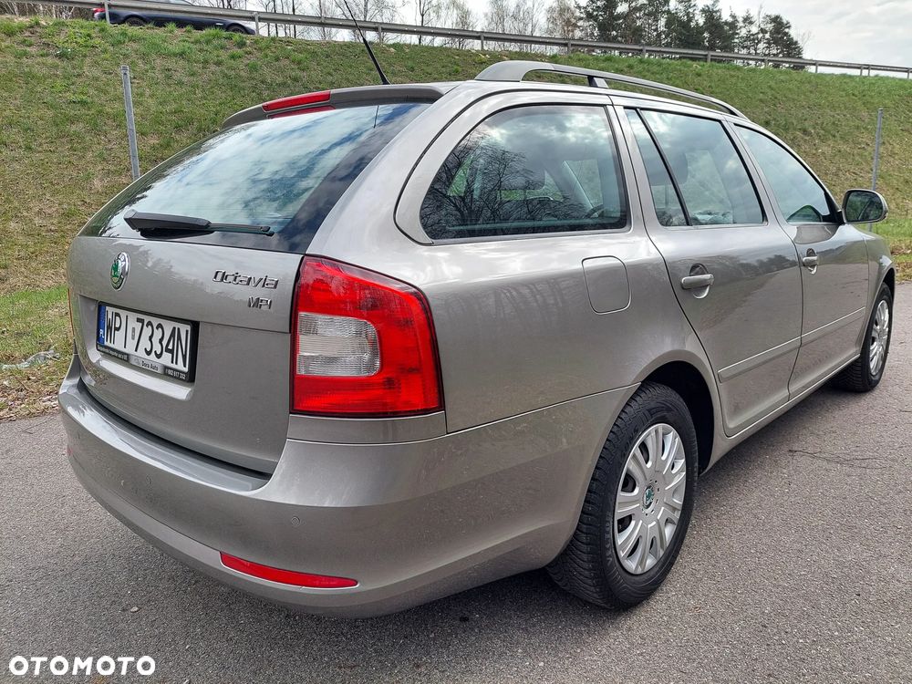 Skoda Octavia 1.6 Combi Style - 6