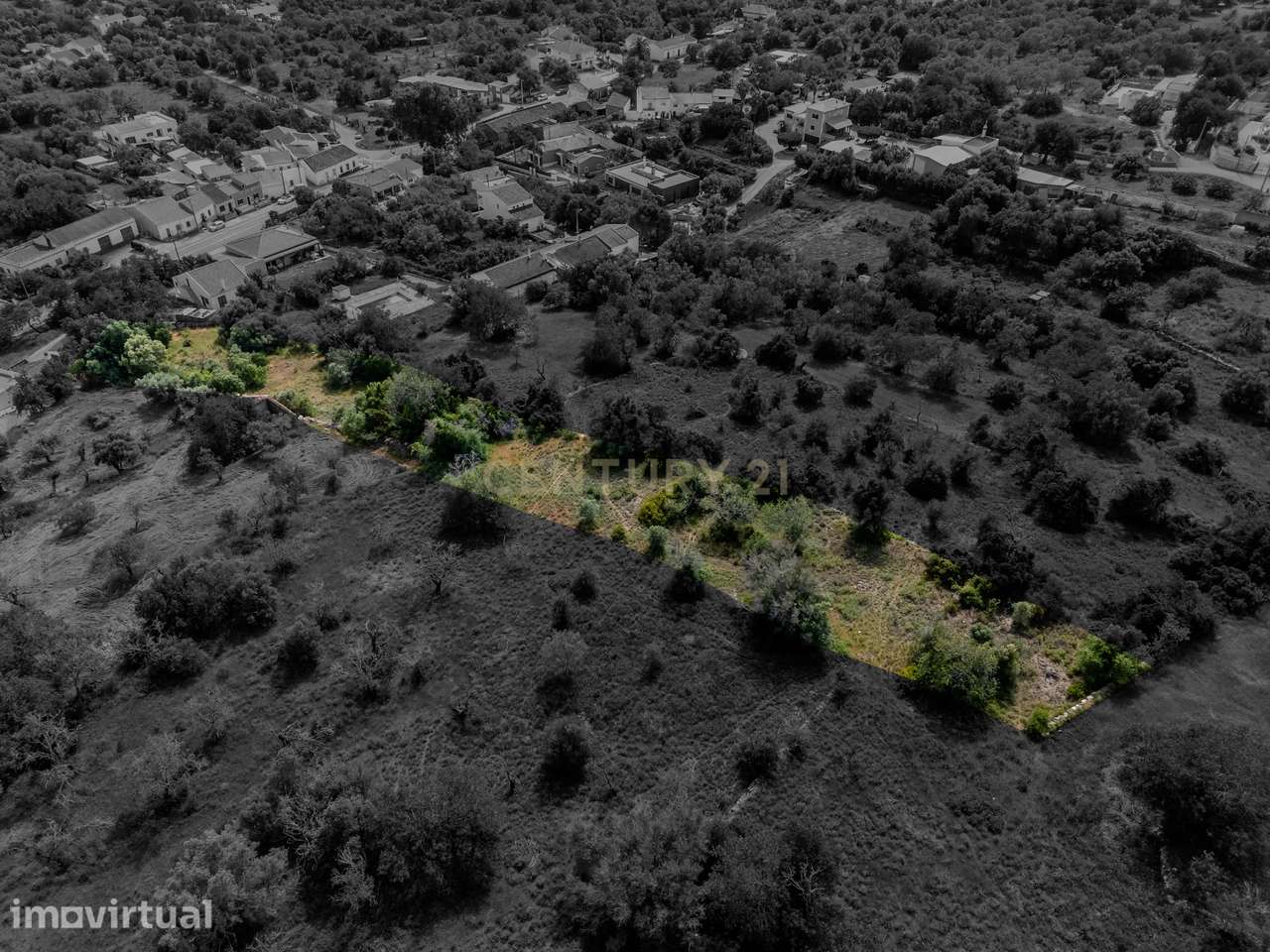 Terreno de 2.680 m² com Viabilidade para Moradia Unifamiliar com Pisci - Grande imagem: 2/17