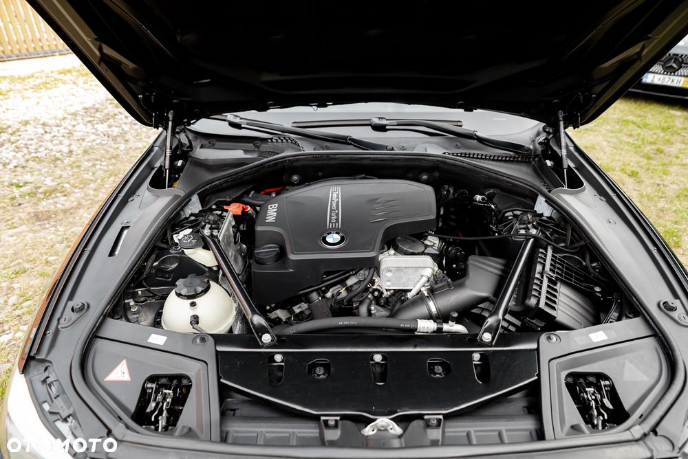 BMW Seria 5 528i xDrive Sport-Aut - 40