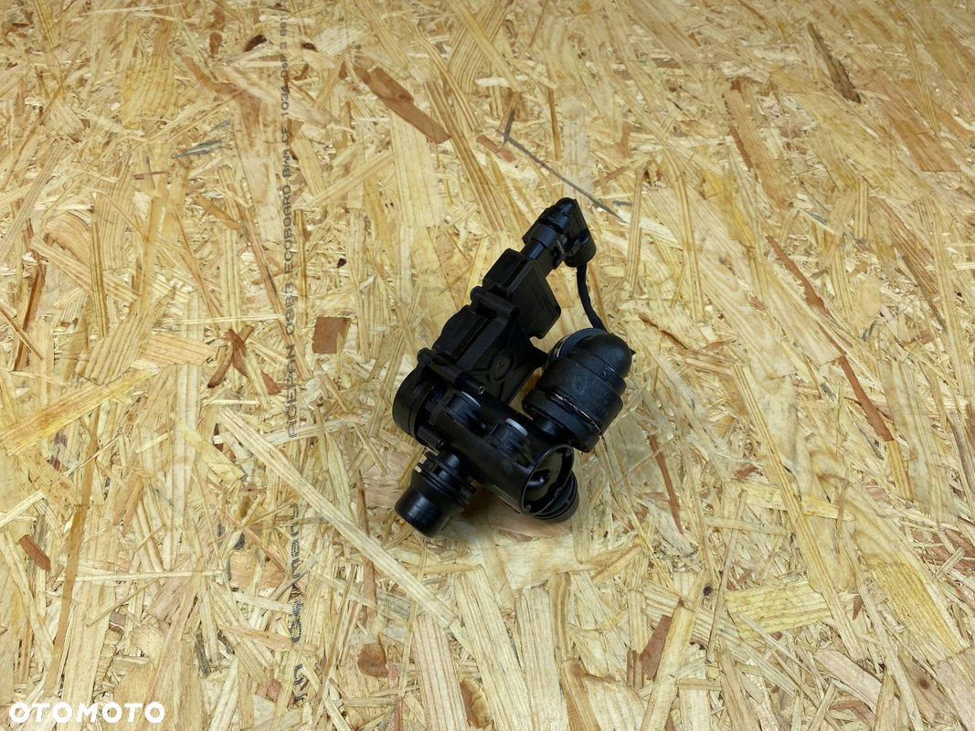 ZAWÓR PRZEŁĄCZAJĄCY WODY POMPKA MERCEDES W213 W447 W205 A0005061300 - 5