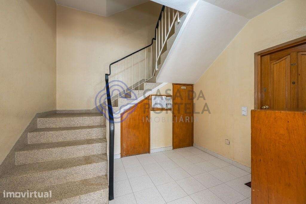 T2 remodelado com garagem box e potencial de ampliação | Fânzeres - Grande imagem: 3/34
