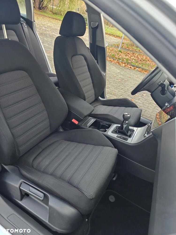 Volkswagen Passat 2.0 TDI DPF Sportline - 9