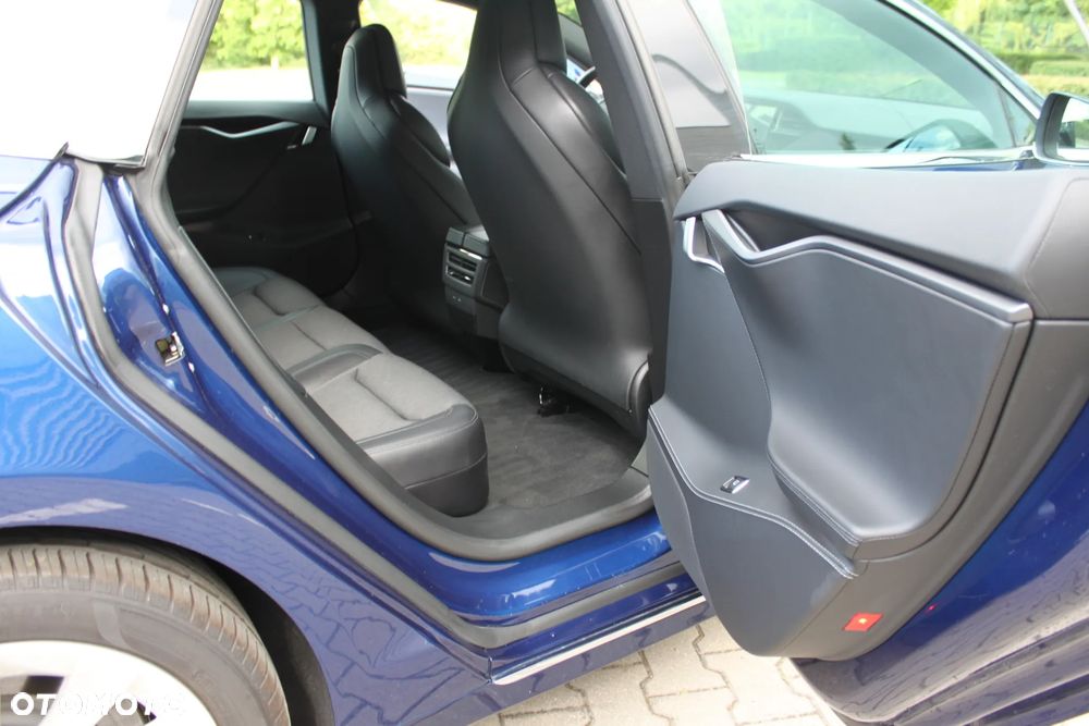 Tesla Model S - 4