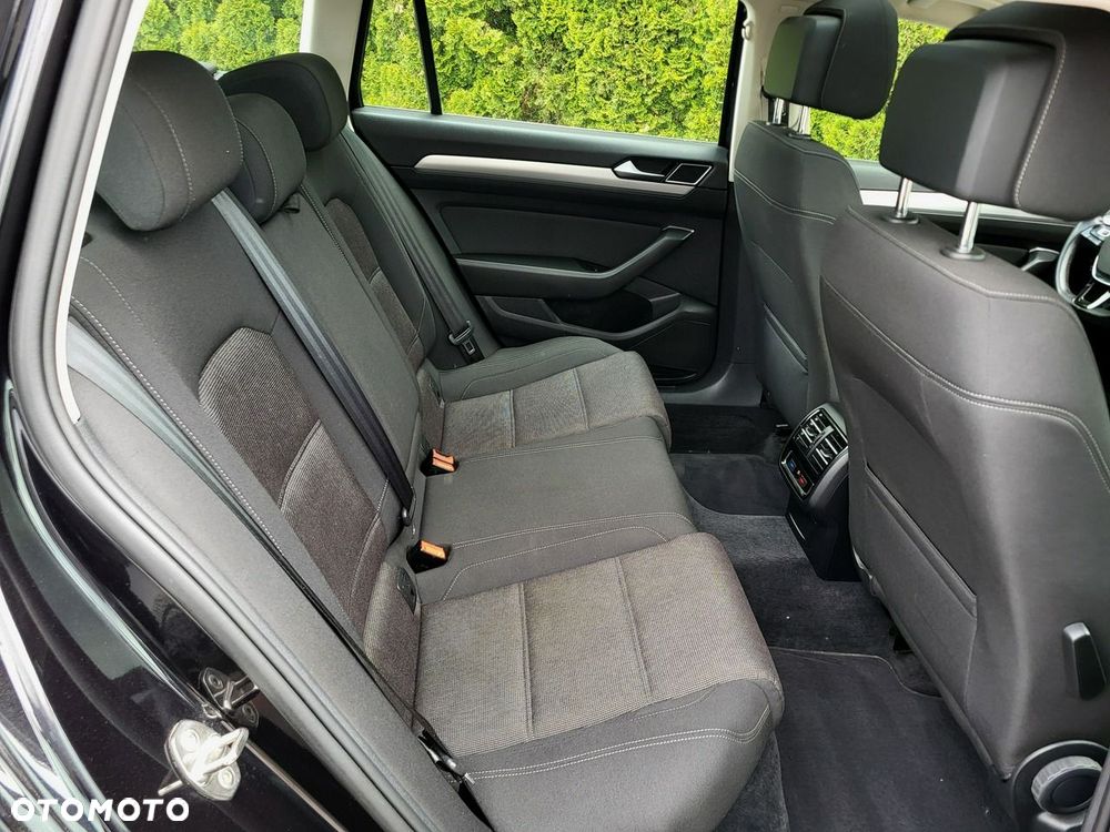 Volkswagen Passat - 16