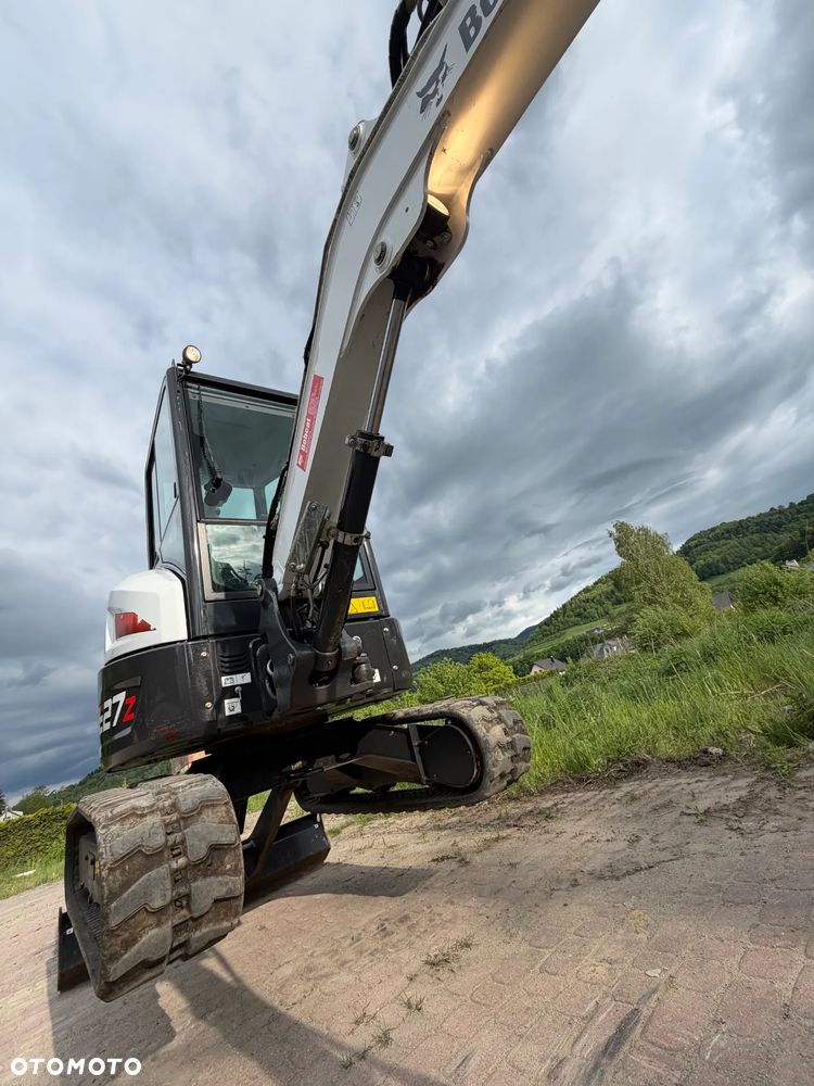 Bobcat E27z. Koparka Gąsienicowa 2,7 tony. 2024 rok. 870 mtg. Maszyna nie różni się od nowej z salonu!! Skarpówka Hydrauliczna! Pochodzi ze szkółki roślinnej z Norwegii. Zero luzów. pracowała przy krzewach!! Aktualna DEKRA dokumentacja. Silnik Yanmar! Linie Hydr. Dodatkowe. Szybkozłącze Hydr. Szybka wolna jazda. Wersja Norweska. Długie ramię. OKAZJA. Zero wycieków. Sztywna maszyna! - 37
