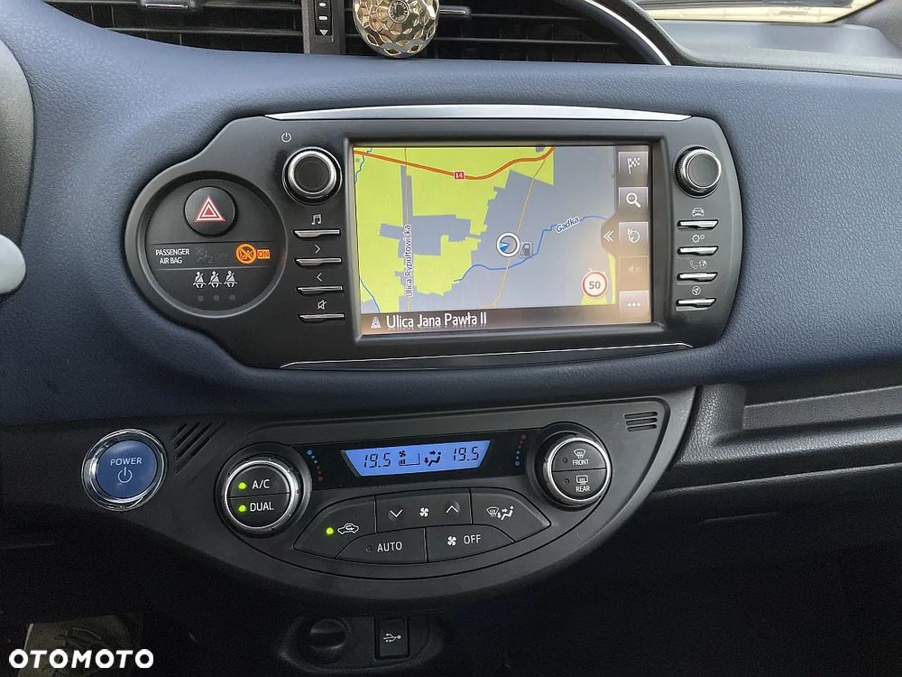 Toyota Yaris Hybrid 100 Selection Platinum - 14