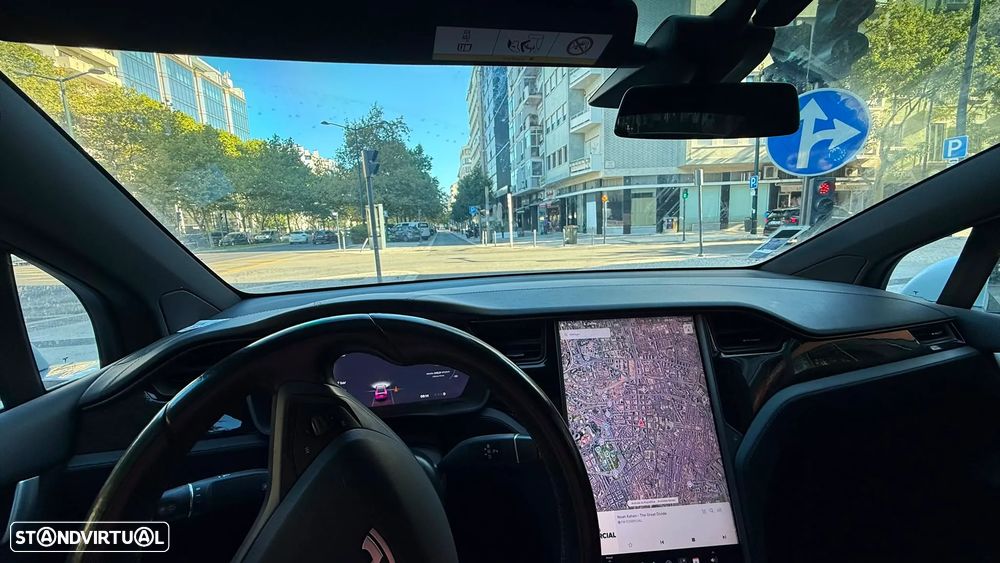 Tesla Model X - 25