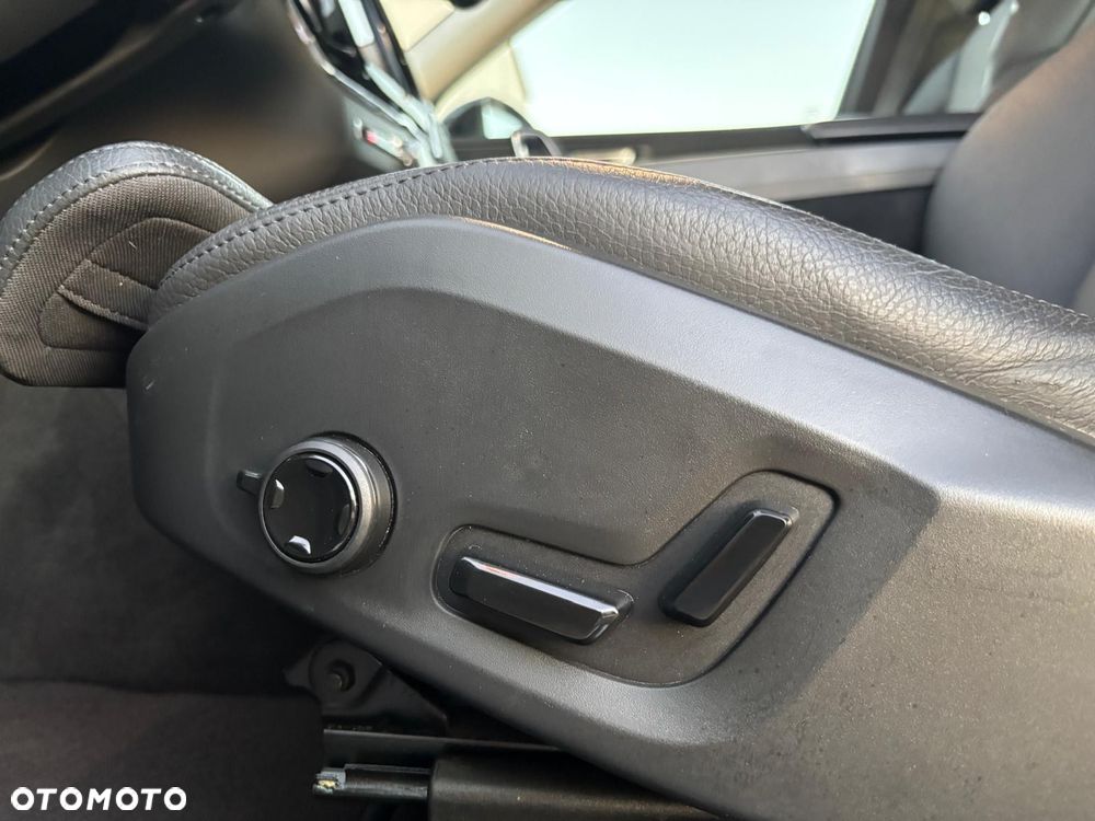 Volvo XC 60 B4 D Plus Dark - 24