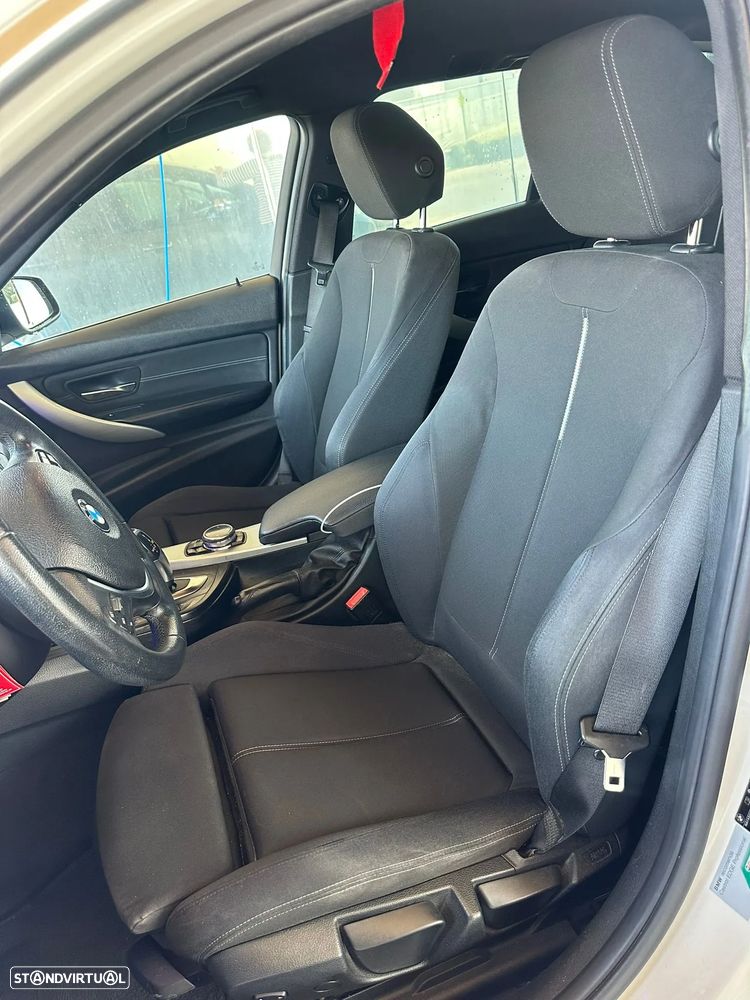 BMW 320 d Auto Line Sport — fotografia 11