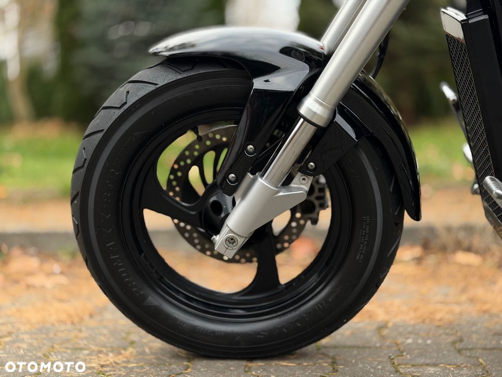 Suzuki Intruder - 10