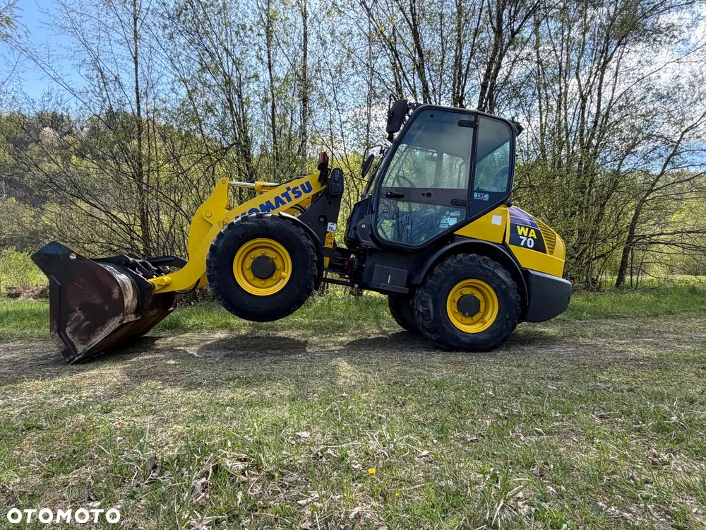 Komatsu WA70-7 Ładowarka Kołowa łamana 2016 rok.  Jak Nowa!  Oryginał łyżka. Mocny silnik 4cylindry. Zero luzów i wycieków. Aktualne Badania DEKRA BMWT. Wielka Okazja. Maszyna jak nowa z Salonu. 4200mtg. Pochodzi z Norweskiego urzędu gminy. Dodatkowe linie Hydrauliczne. Szybka wolna Jazda Rewers Hydrostatic.  Wersja Norwesk Mocne doświetlenie dodatkowe grzanie. kabina Ogrzewana wentylowana! Zmiana Osprzętu Hydrauliczna! - 40