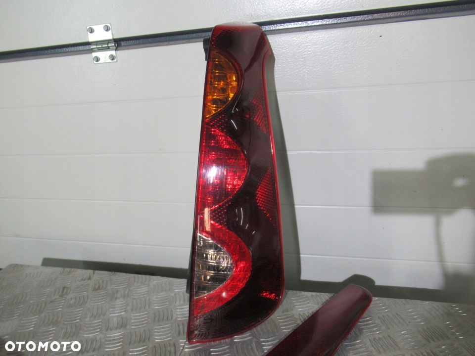 LAMPA TYLNA TYŁ PRAWA NISSAN NOTE E11 2006- - 1