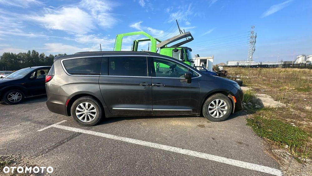 Chrysler Pacifica - 15