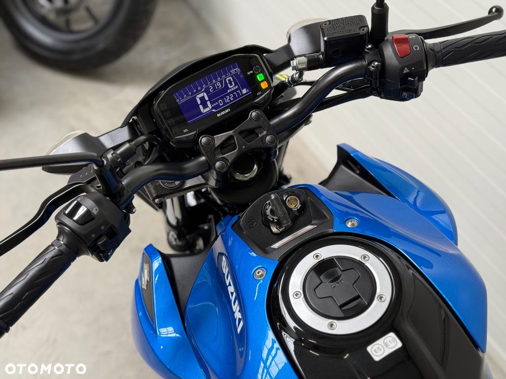 Suzuki GSX - 27