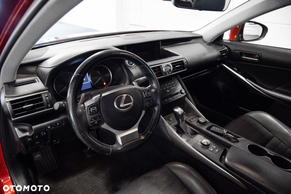Lexus IS Standard - 10