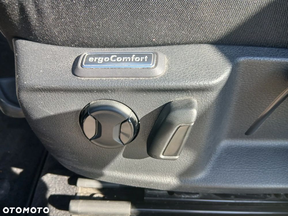 Volkswagen Passat 2.0 TDI SCR DSG Trendline - 23