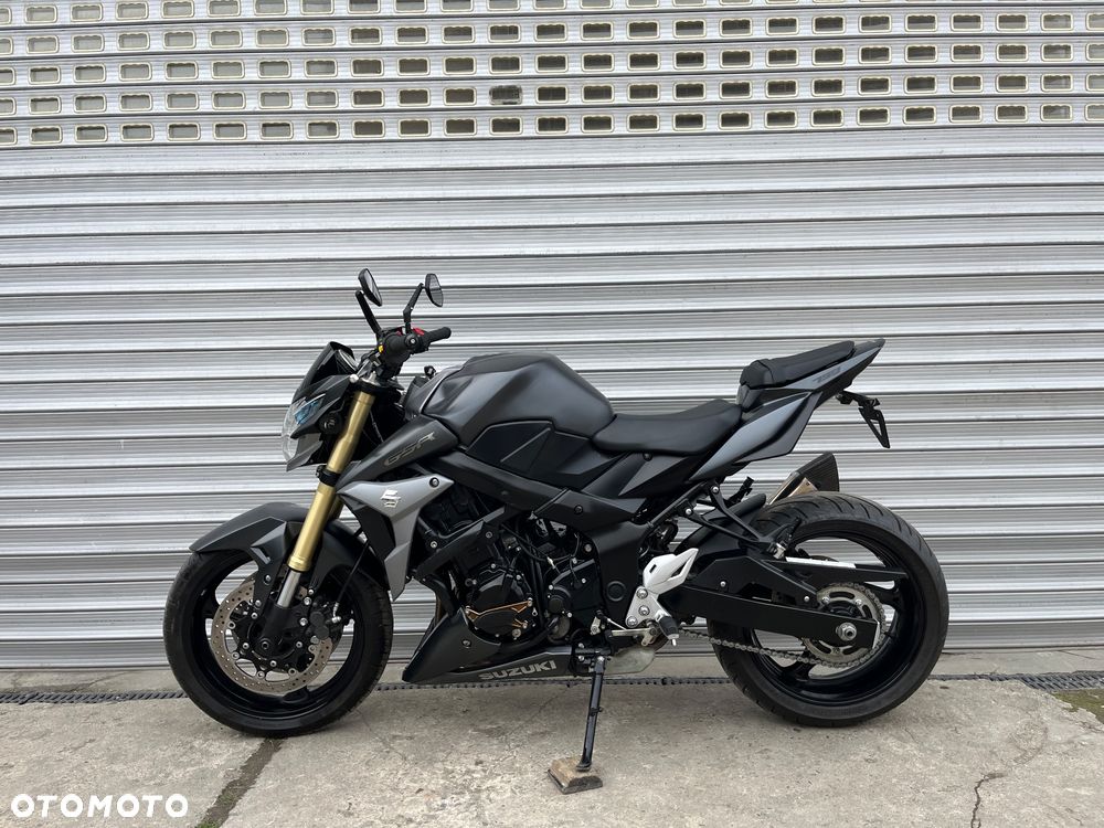 Suzuki GSR - 2