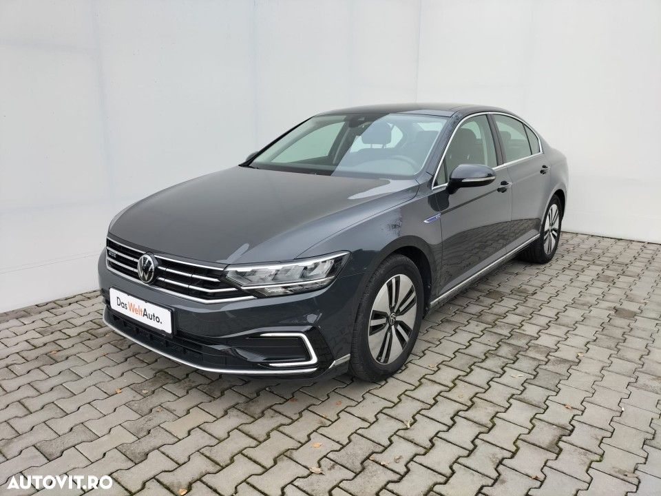Volkswagen Passat - 1