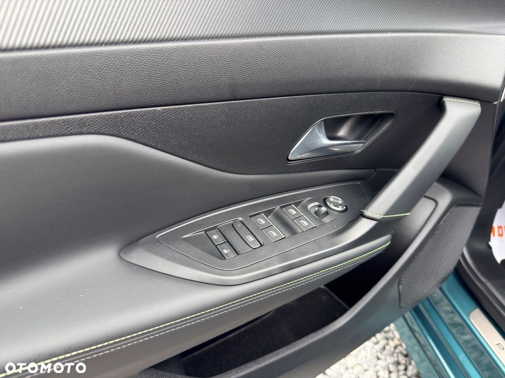 Peugeot 308 BlueHDi 130 EAT8 GT EXCLUSIVE - 17