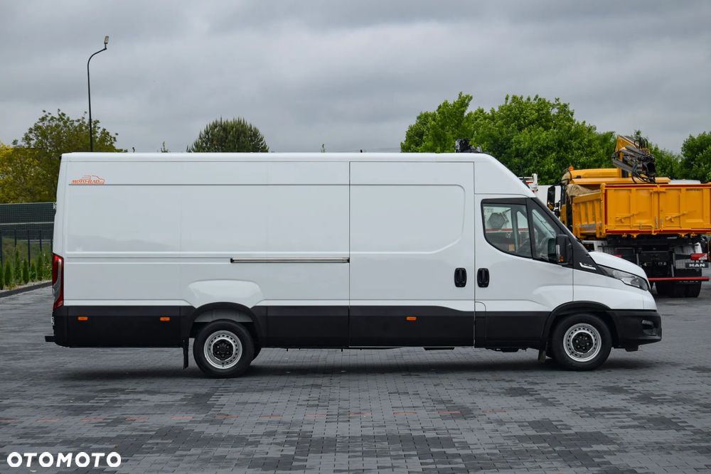 Iveco DAILY MAXI 35S16 / 2.3 - 160 KM / AUTOMAT HI-MATIC / NOWY MODEL / 3 OSOBY / DOSTAWCZE / BLASZAK / KLIMA / CZUJNIKI COFANIA / NISKI PRZEBIEG / 2022 / SERWISOWANY / Z NIEMIEC - 4