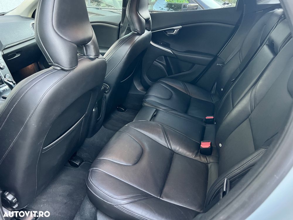 Volvo V40 D2 ECO Aut. R-Design - 10