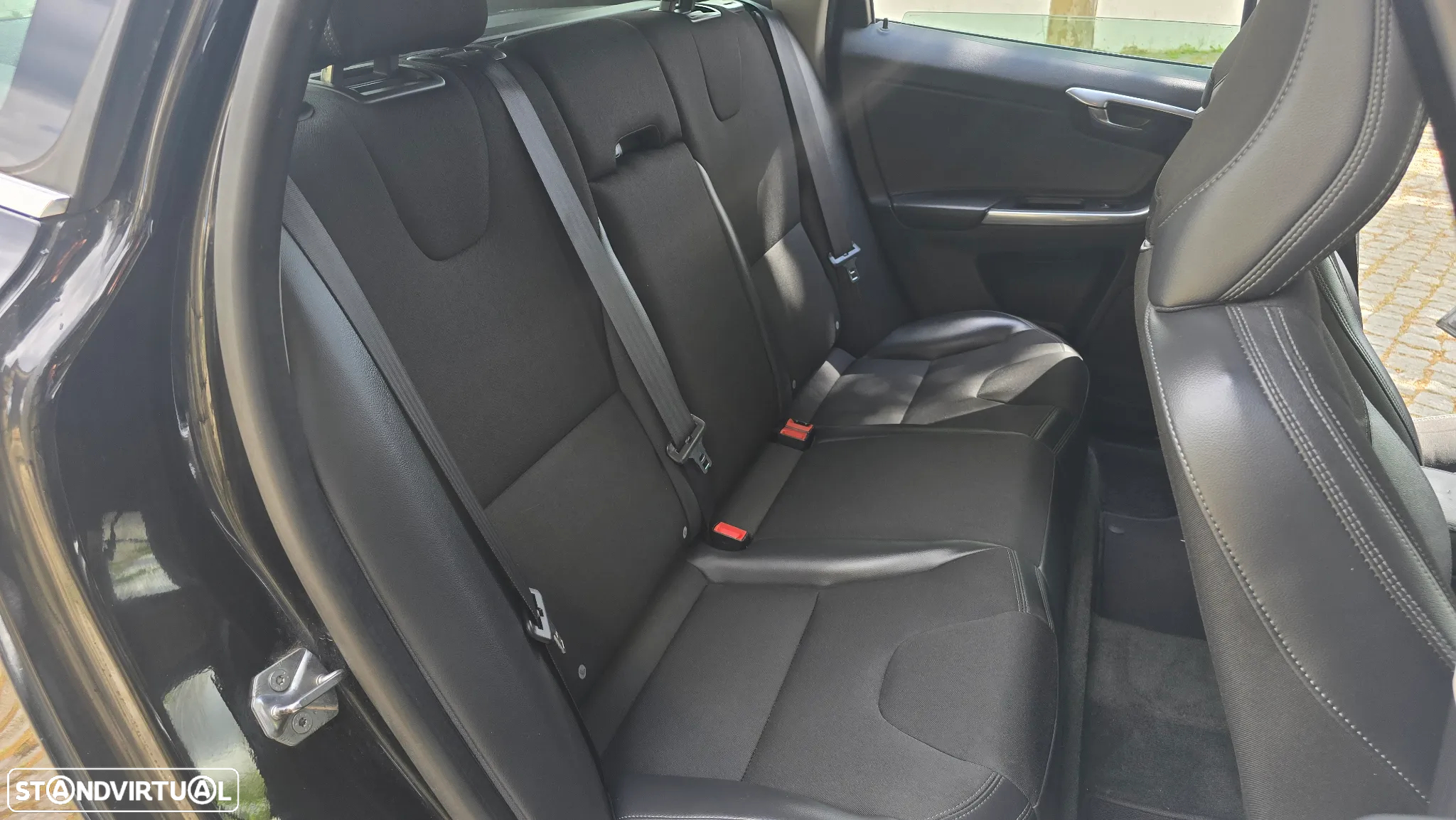 Volvo XC 60 2.0 D4 Momentum Geartronic - 33