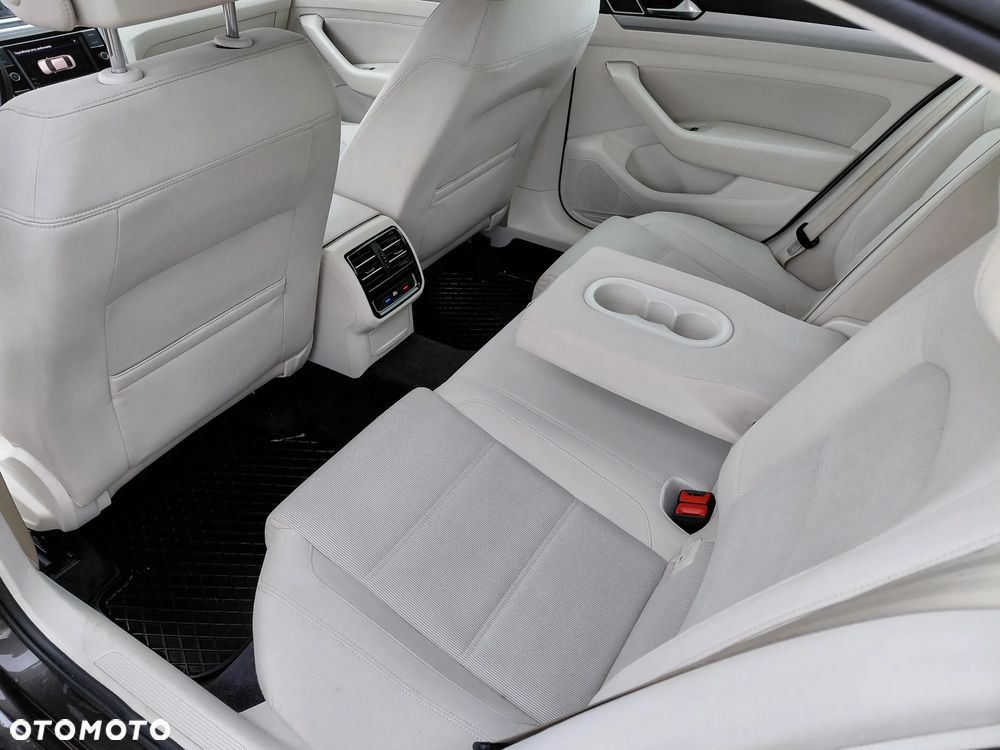 Volkswagen Passat 1.8 TSI BMT Comfortline - 24