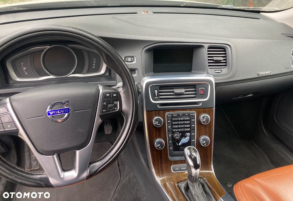 Volvo V60 D6 AWD Plug-in Hybrid Momentum - 9
