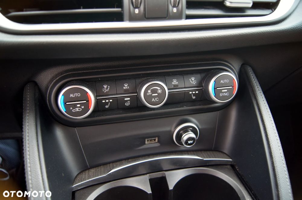 Alfa Romeo Stelvio 2.0 Turbo 16V AT8-Q4 Ti - 23