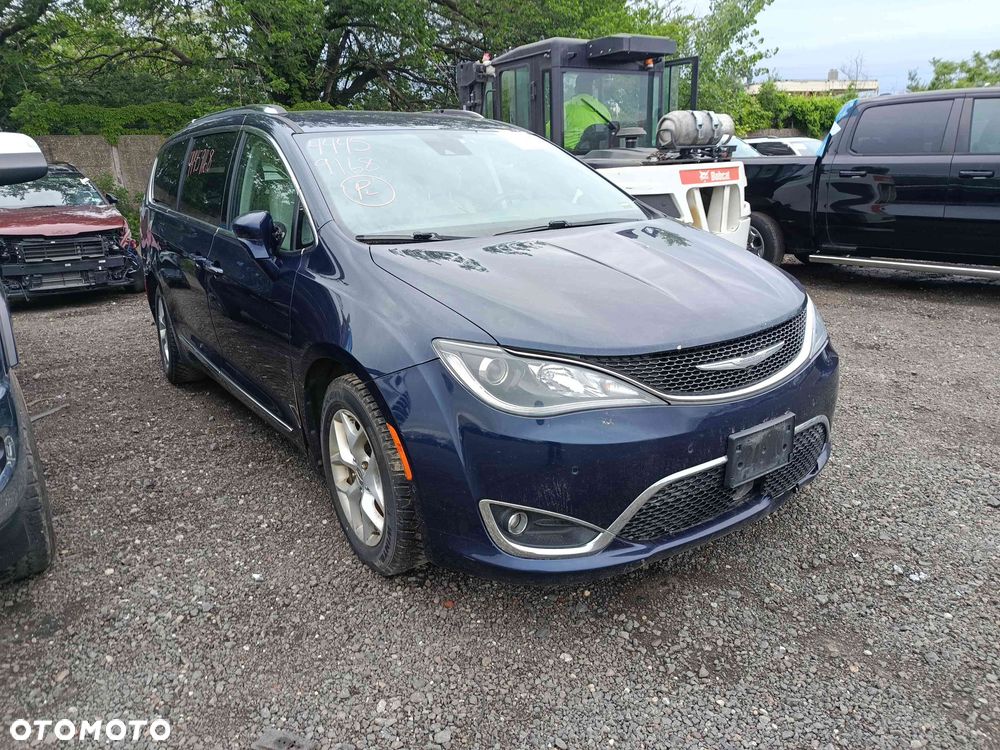 Chrysler Pacifica - 2