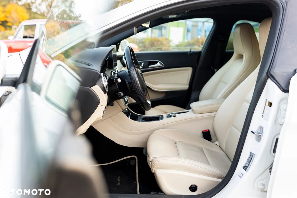 Mercedes-Benz CLA 250 7G-DCT - 16