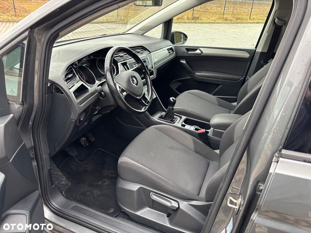 Volkswagen Touran - 12