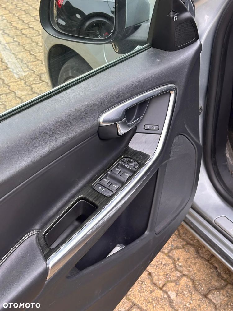 Volvo V60 D5 AWD R-Design Summum - 32