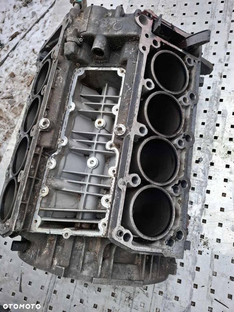 BLOK SILNIKA V8 MERCEDES 4,0 CDI NA STOLIK - 5