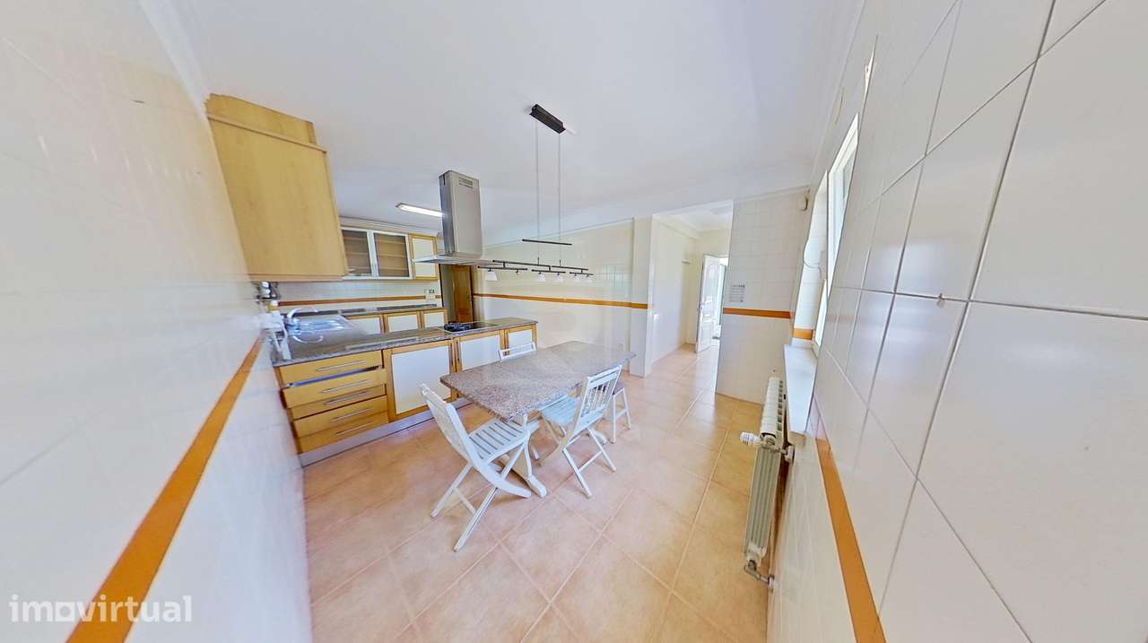 Moradia T5 isolada com 20 painéis solares e 3 quartos no piso térreo - Grande imagem: 5/38