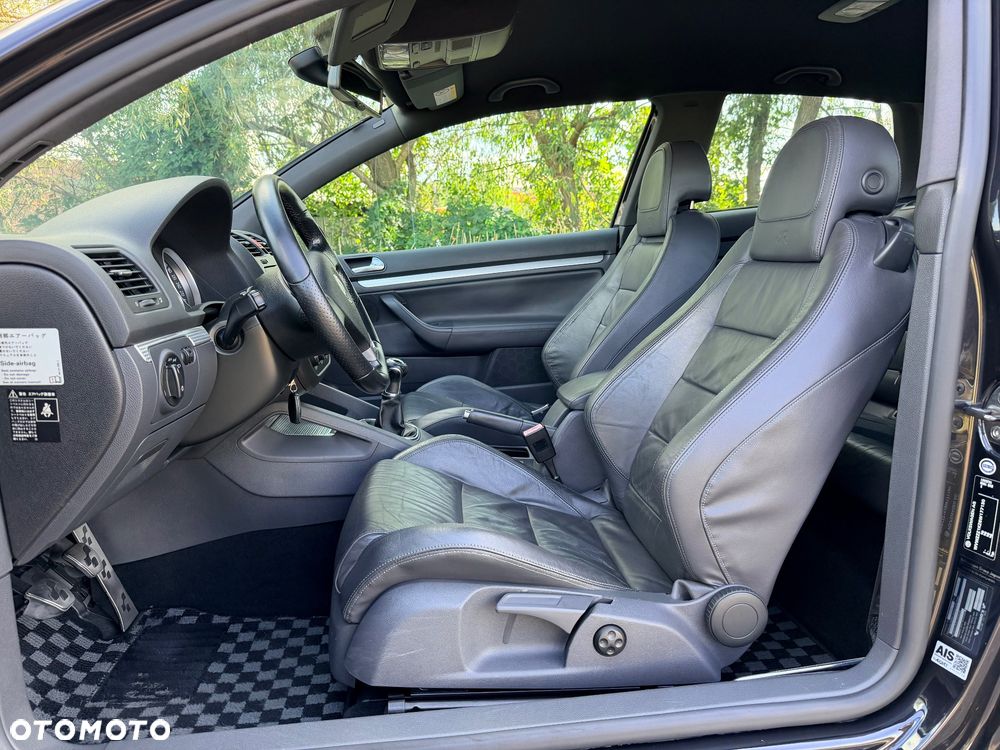 Volkswagen Golf R32 - 12