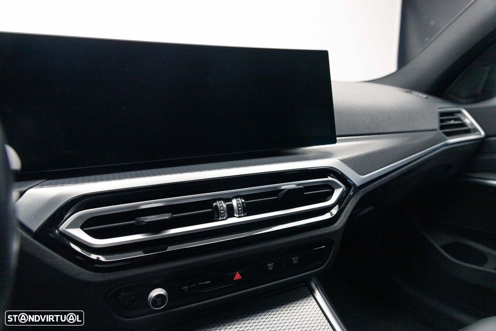 BMW 330 e Pack Desportivo M Auto - 32