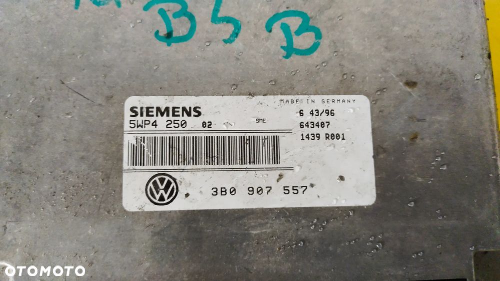 VW PASSAT B5  Sterownik silnika Siemens 3B0907557 - 2