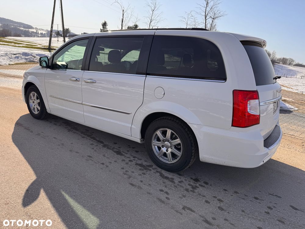 Chrysler Town & Country - 4