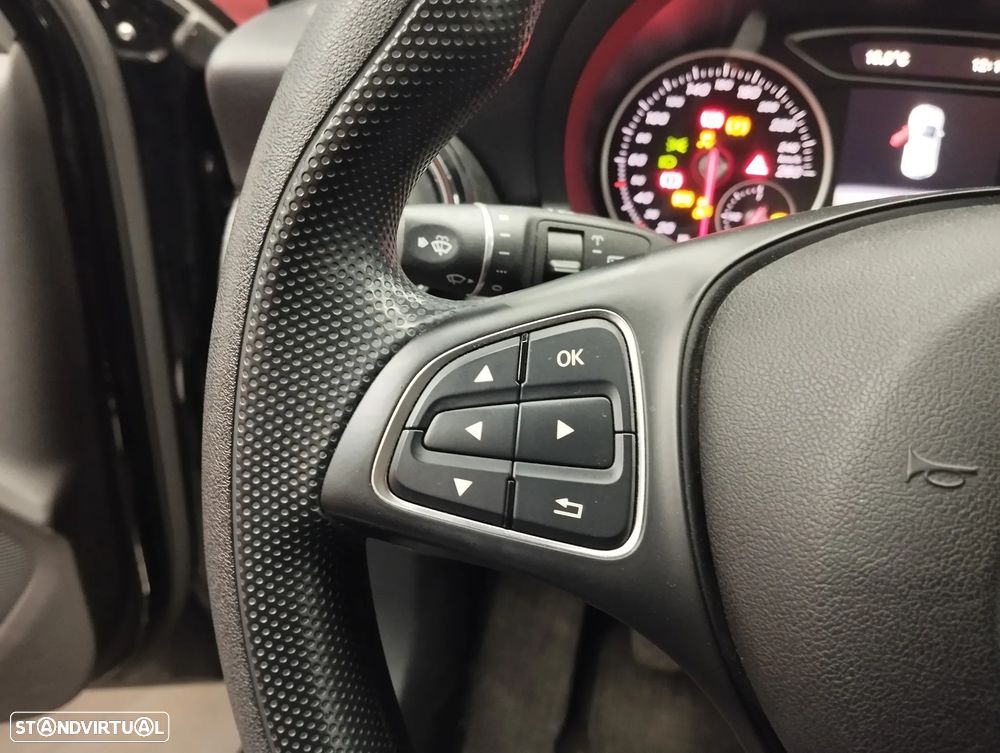 Mercedes-Benz GLA 180 d - 18