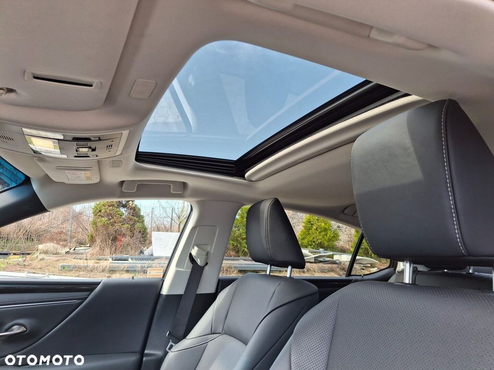 Lexus ES 300h Business Edition - 11